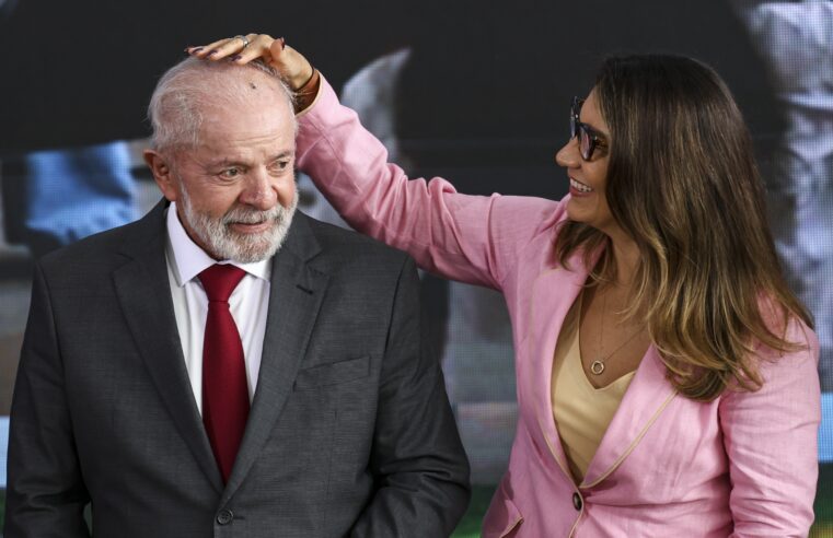 Janja desembarca na Rússia seis dias antes da comitiva presidencial e visita sede do governo Putin