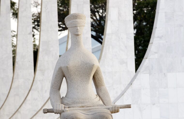 Enquanto aliados tentam livrar Bolsonaro, STF avança na análise de denúncias sobre golpe e evita acordo com Congresso