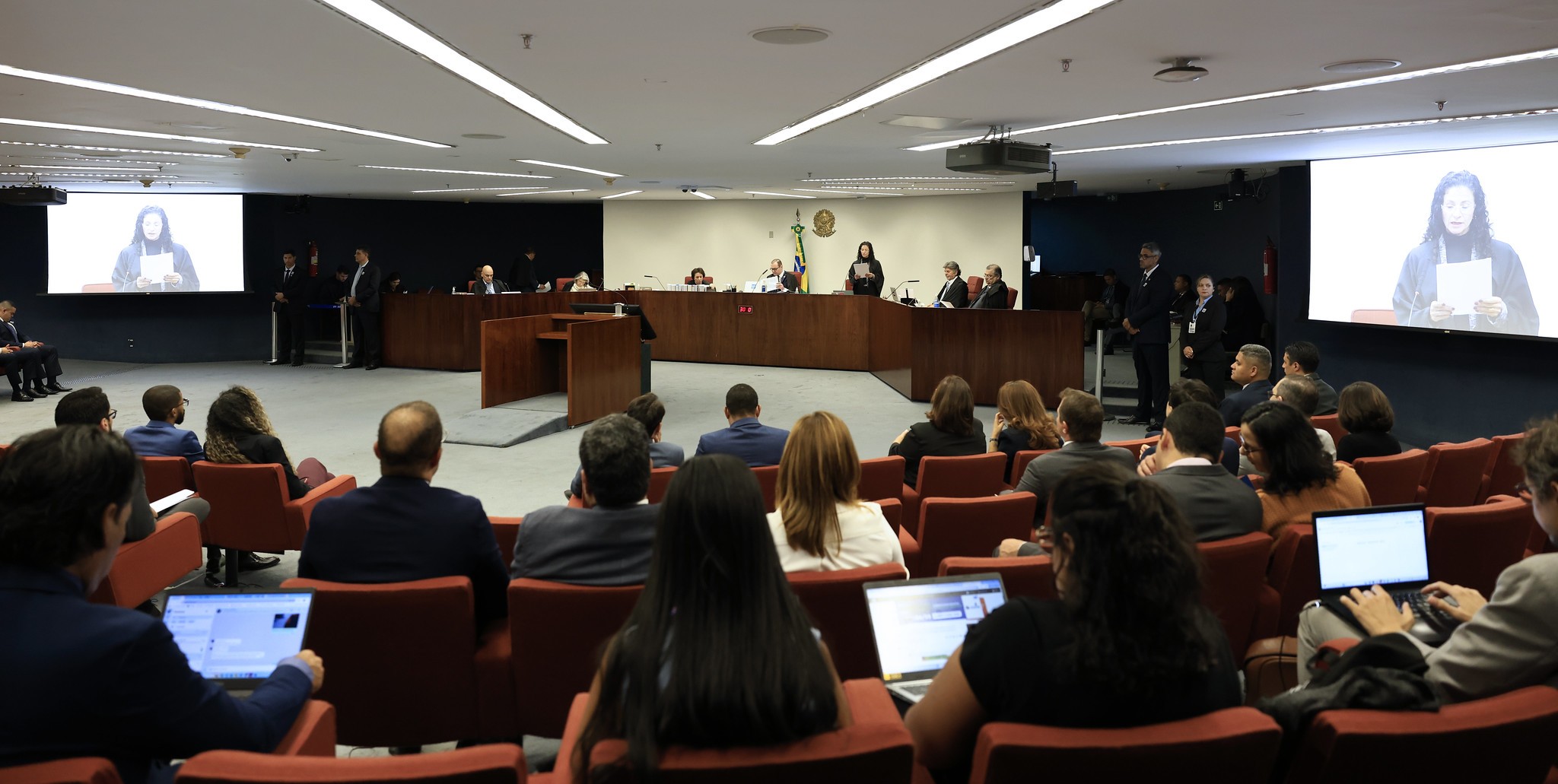 Fux critica quem diz que ele faz ‘frente’ a Moraes, que afirma: ‘Alguns querem transformar STF na Revista Caras’