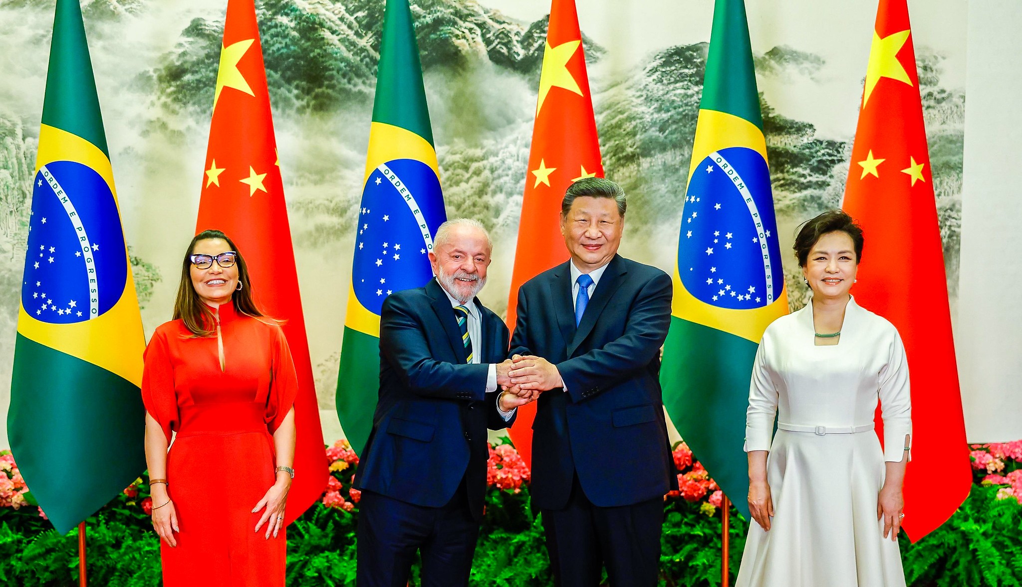 Oposição avalia que falas de Janja e Lula na China dificultam ainda mais regulação das redes