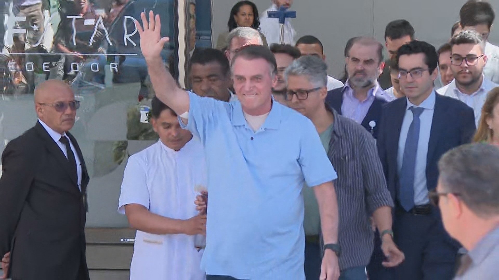 Bolsonaro tem alta três semanas após cirurgia para desobstruir intestino
