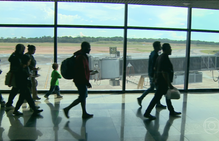 Novo grupo com 103 brasileiros deportados dos EUA chega ao país, informa governo