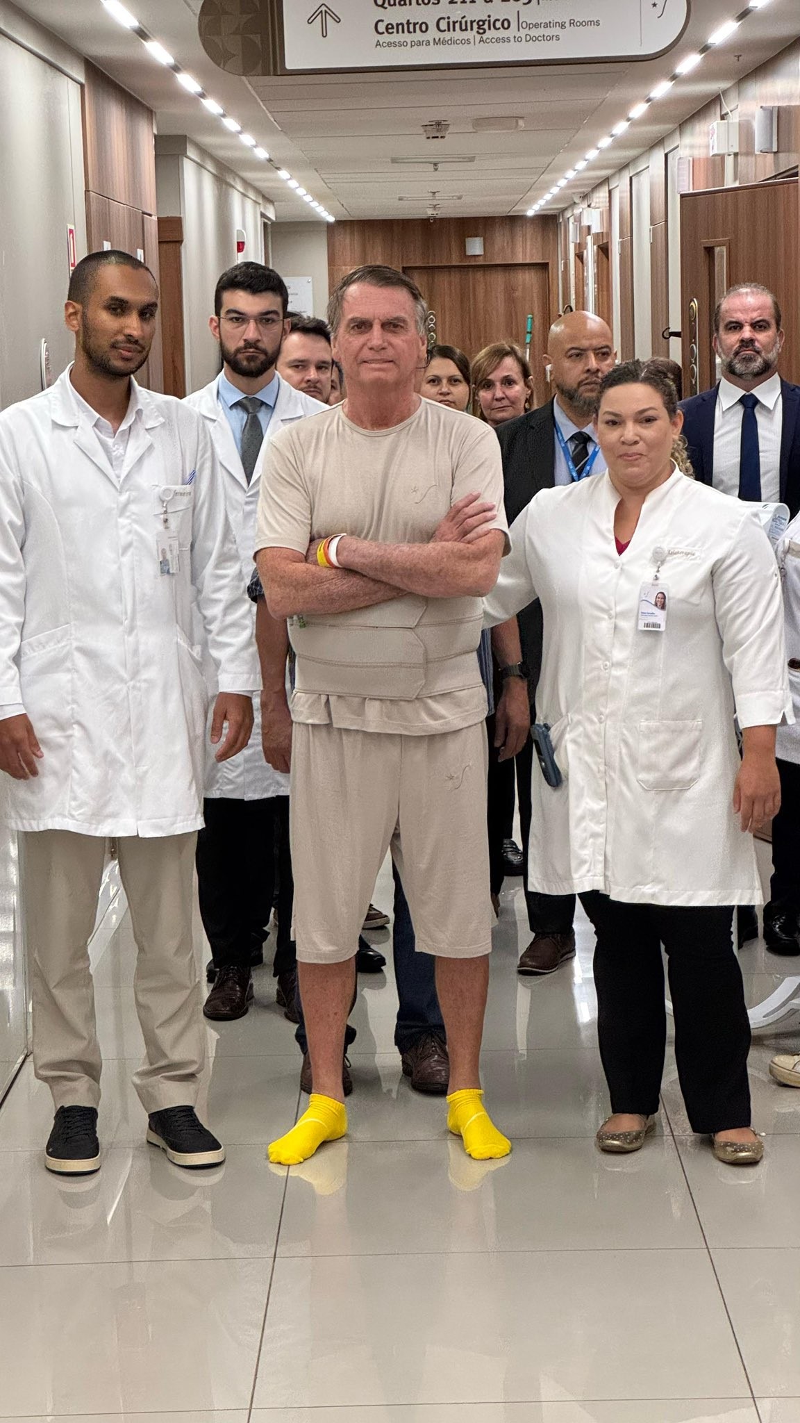 Bolsonaro segue estável, mas não tem previsão de alta hospitalar, diz boletim