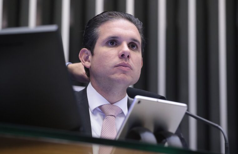 Governo faz gambiarras e ambiente é por derrubada de decreto de Lula sobre IOF, diz presidente da Câmara