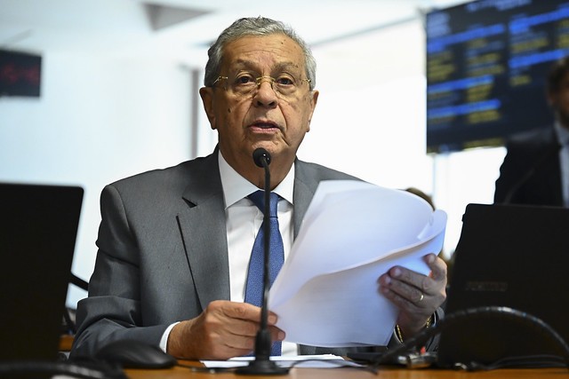 Aposentado pelo INSS, senador diz ter sofrido descontos irregulares por entidade investigada