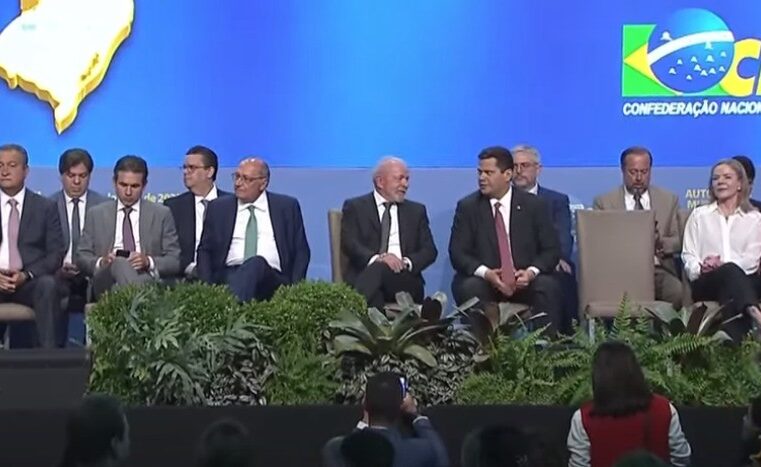 Lula recebe vaias e aplausos ao ser anunciado em evento com prefeitos em Brasília