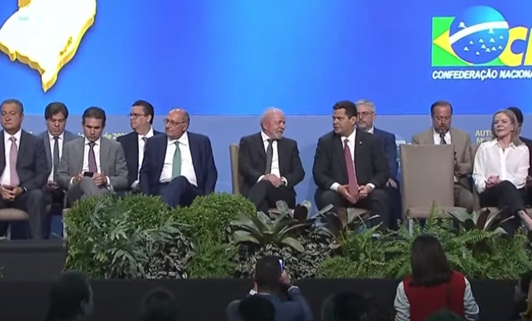 Lula recebe vaias e aplausos ao ser anunciado em evento com prefeitos em Brasília