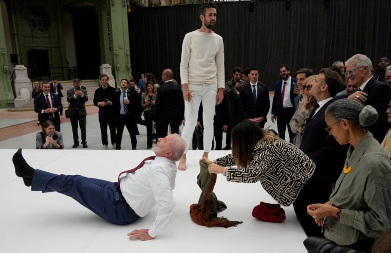 Lula tenta imitar movimento de acrobata ao lado de Macron em Paris; veja IMAGENS