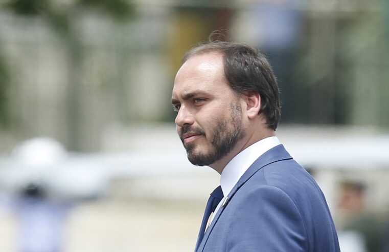 ‘Abin paralela’: Carlos Bolsonaro diz que indiciamento pela PF tem motivação política