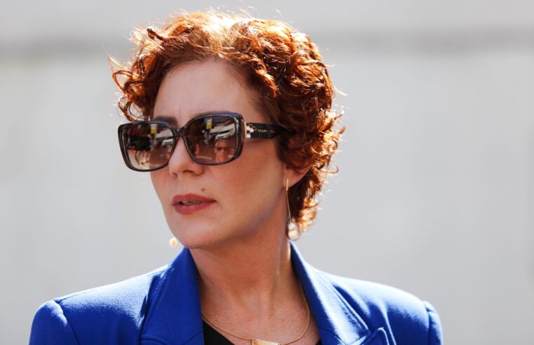 Ministros do STF veem movimento de fuga de Zambelli e avaliam que deputada pode ser incluída na lista da Interpol