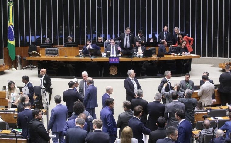 Governo libera mais de R$ 1 bilhão em emendas, mas não consegue evitar dia de derrotas no Congresso