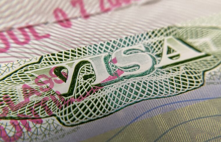 EUA aprovam taxa extra para visto americano; veja passo a passo para emitir autorização de viagem