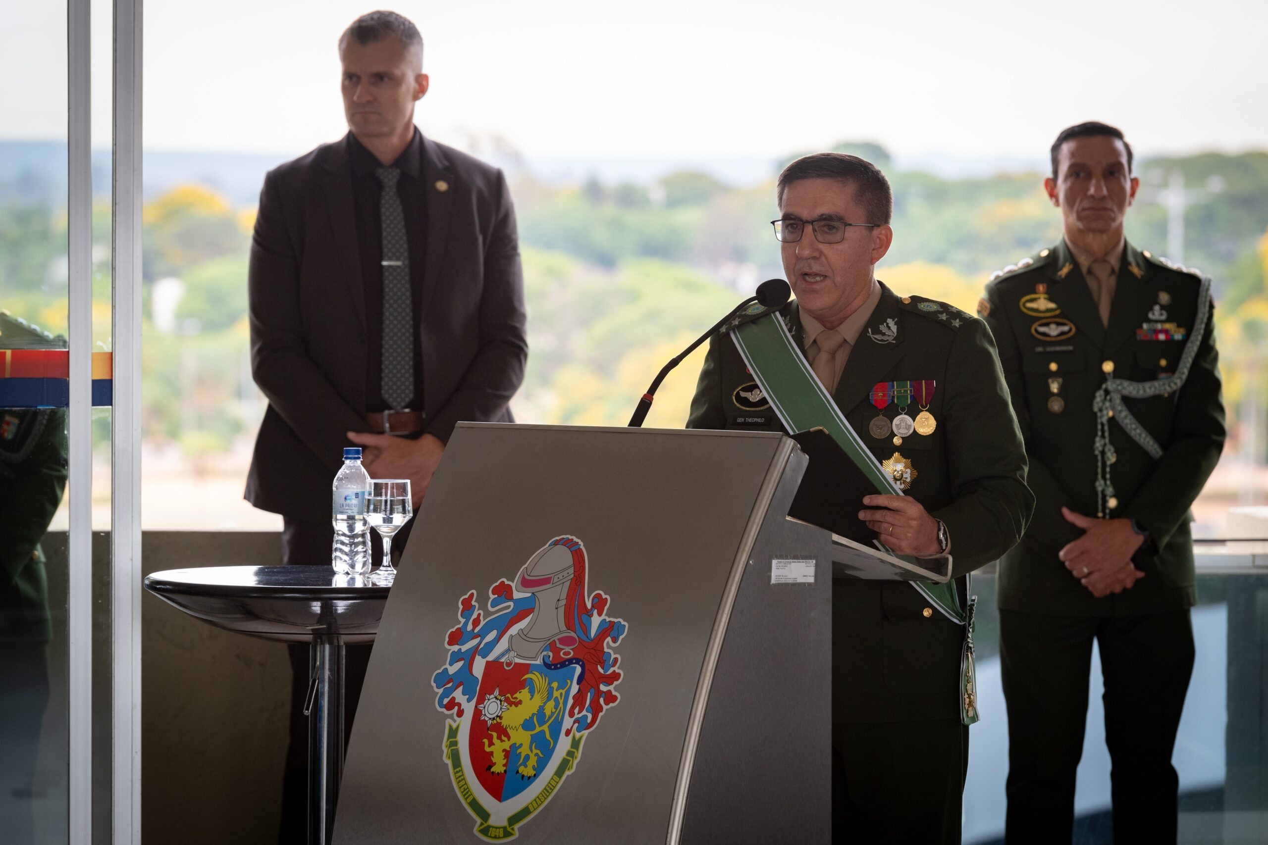 General diz que Bolsonaro reclamou de ‘problemas’ no processo eleitoral, mas não discutiu golpe