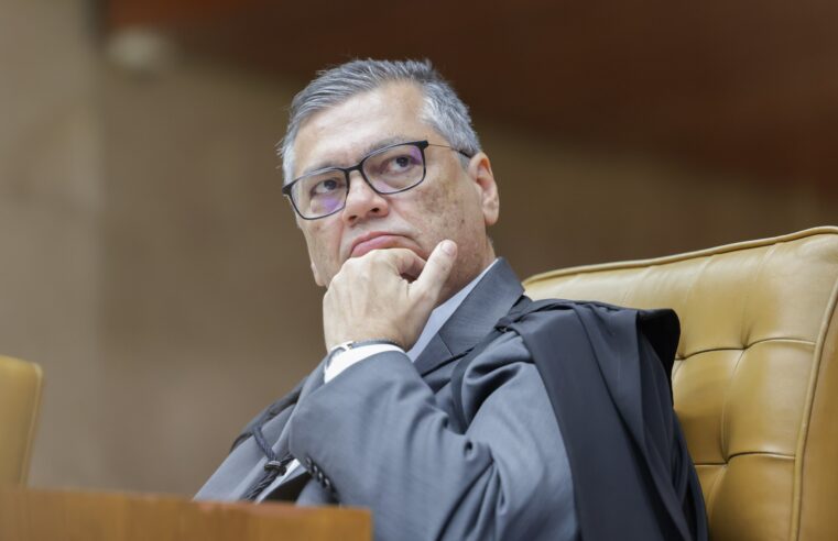 Dino chama de ‘sequestro da economia de uma Nação’ ação de Trump em favor de Bolsonaro