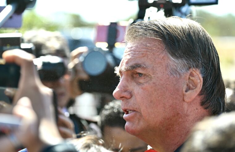 Bolsonaro diz que ‘nunca abriu um pen drive’ e vai perguntar a Michelle se é dela