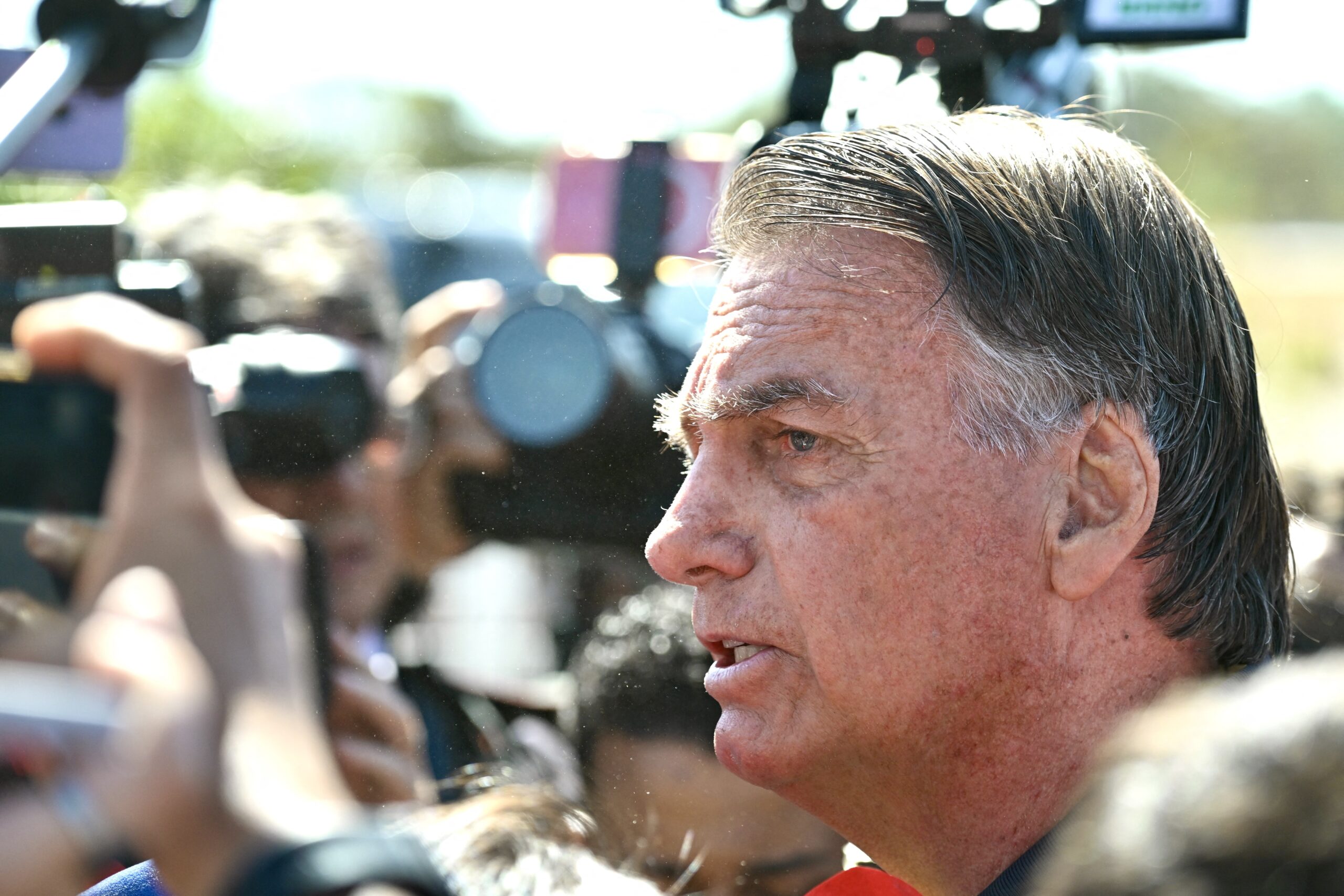 Bolsonaro diz que ‘nunca abriu um pen drive’ e vai perguntar a Michelle se é dela