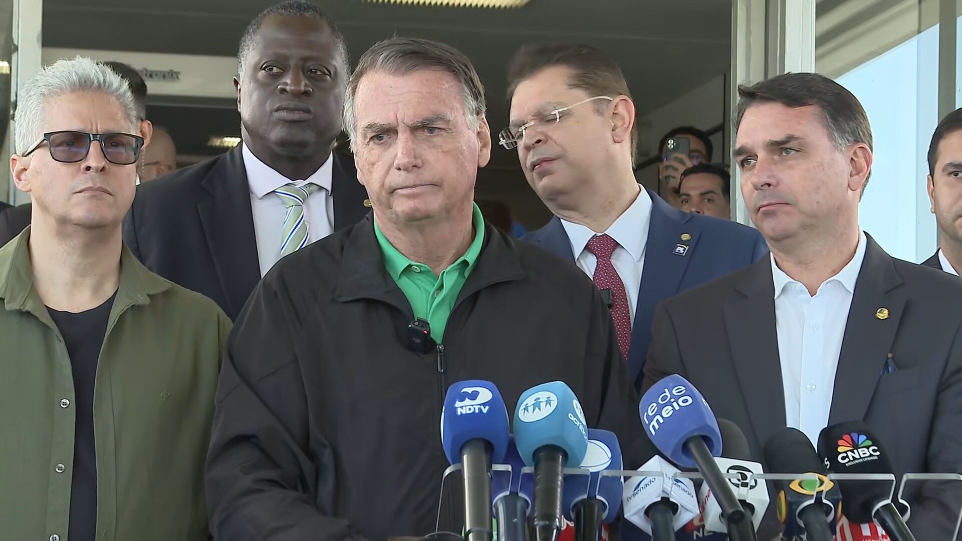 Bolsonaro diz ser inocente e defende permanência de Eduardo nos EUA: ‘Se voltar, está preso’