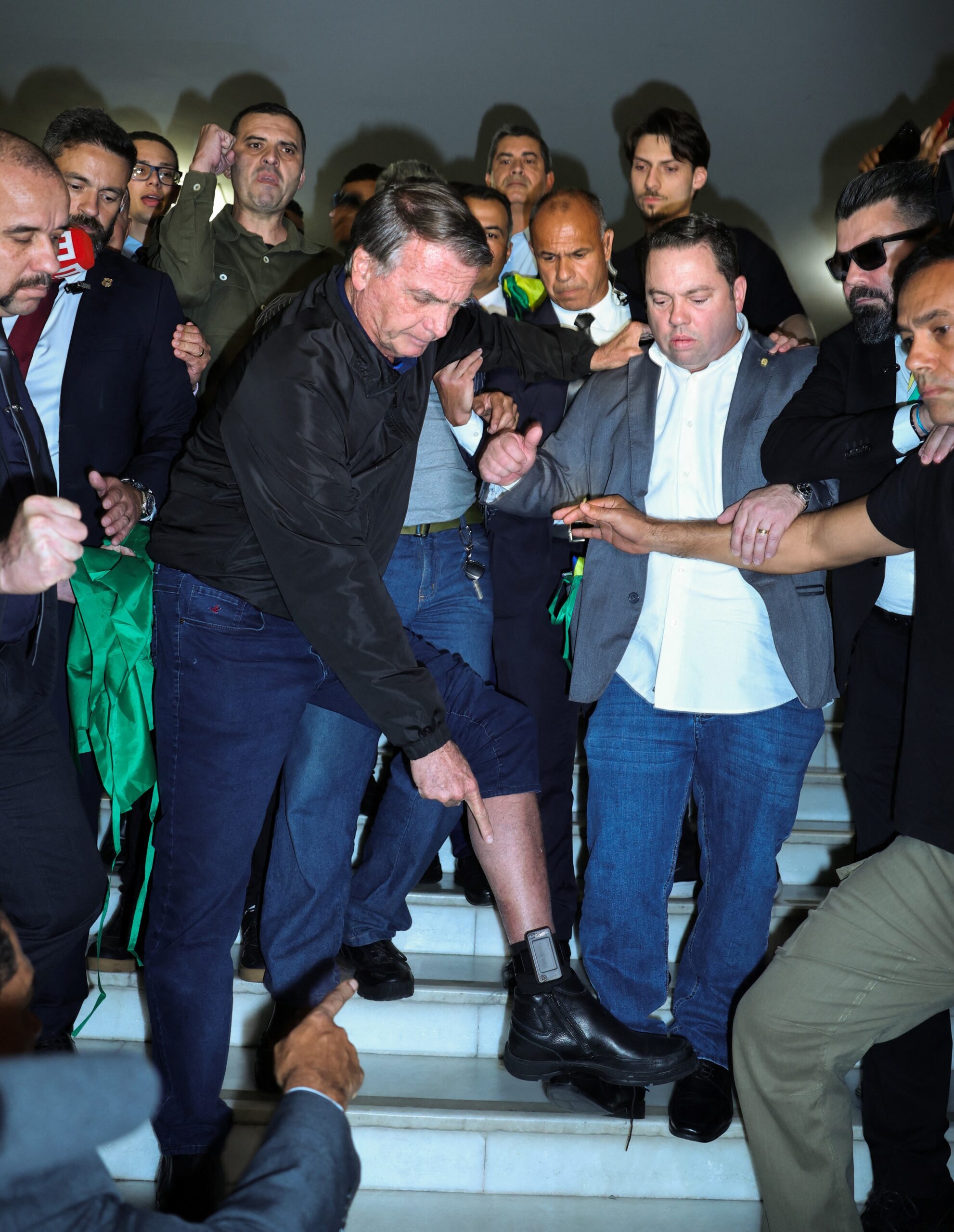 Bolsonaro resiste a alternativas de fora da família por temer perda de influência