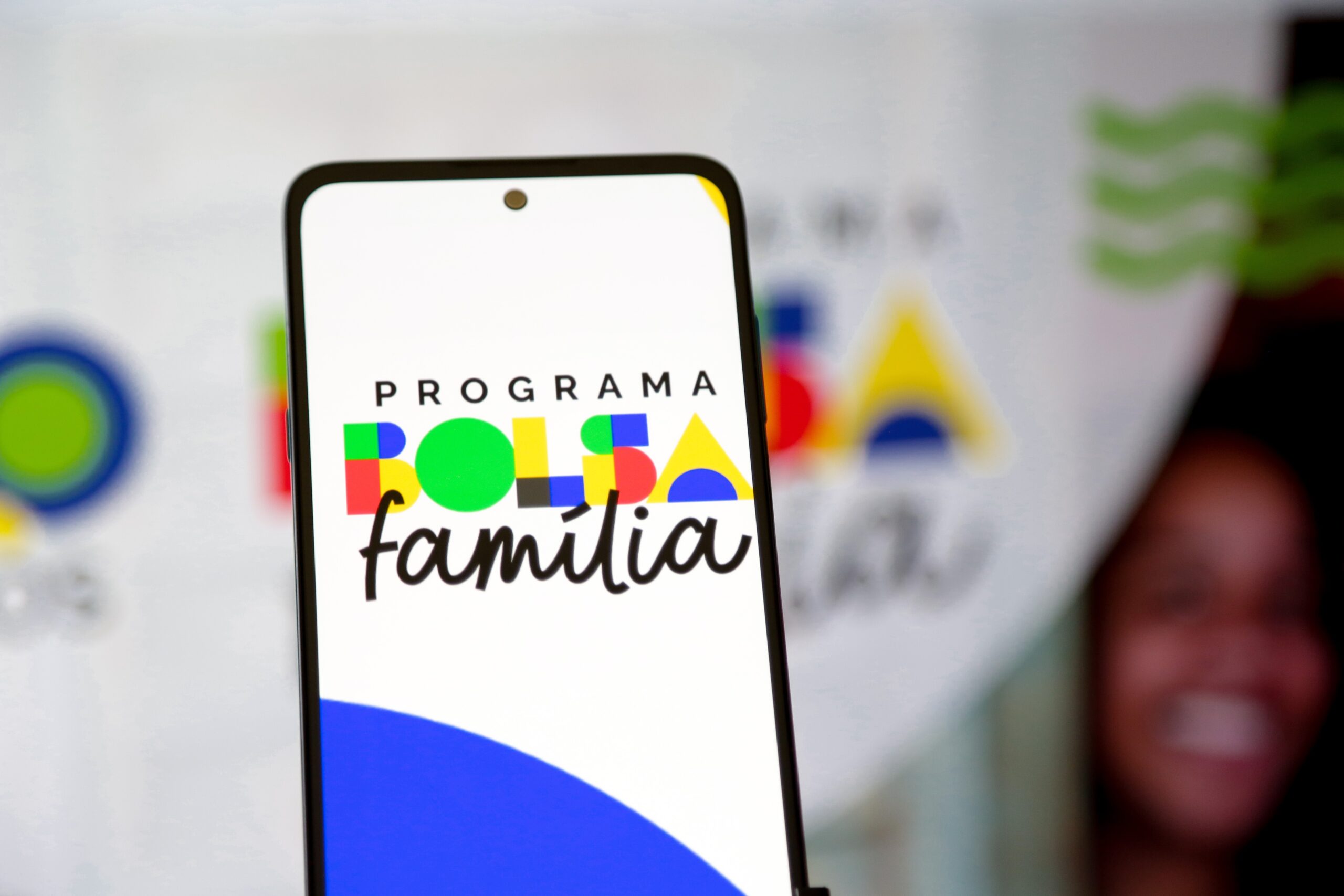 #NÃO É BEM ASSIM: Governo não ‘cortou’ Bolsa Família de 900 mil famílias; saída do programa foi por aumento de renda