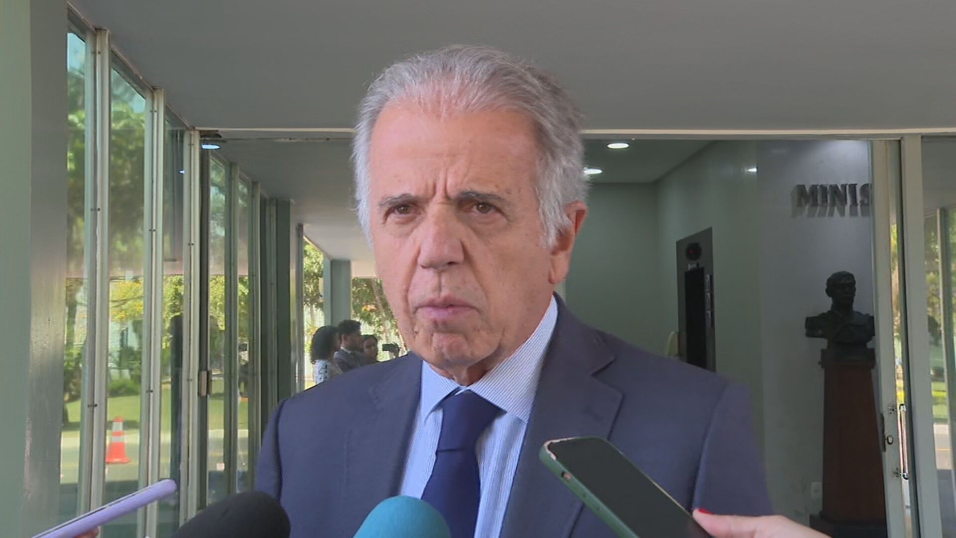 Moraes atende a pedido e libera ministro da Defesa de depor como testemunha de kid preto