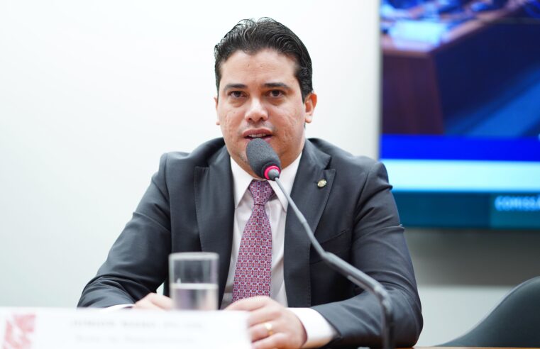 Deputado Júnior Mano e outras 5 pessoas são alvos da PF por fraudes em licitações com verba parlamentar no CE