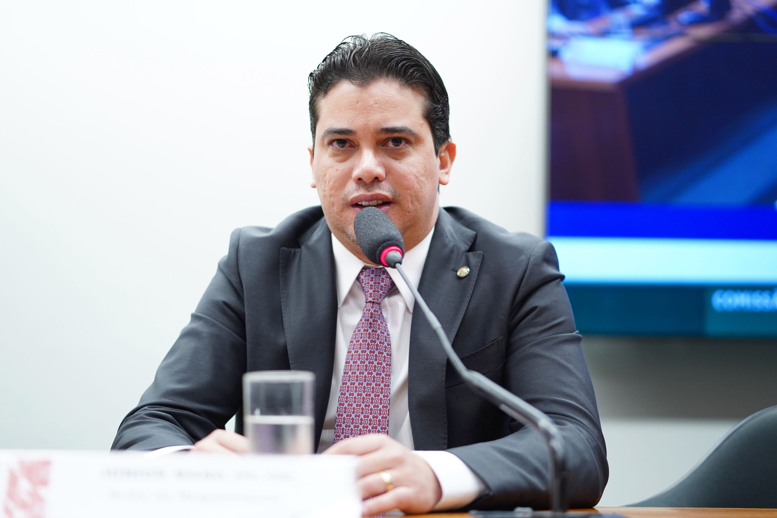 Deputado Júnior Mano e outras 5 pessoas são alvos da PF por fraudes em licitações com verba parlamentar no CE