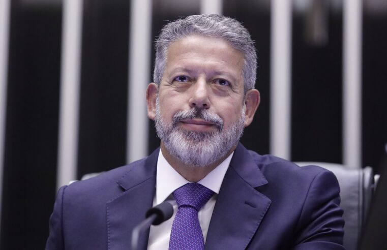 Enquanto governo Lula está em conflito com Hugo Motta, Arthur Lira dá uma mãozinha ao Planalto