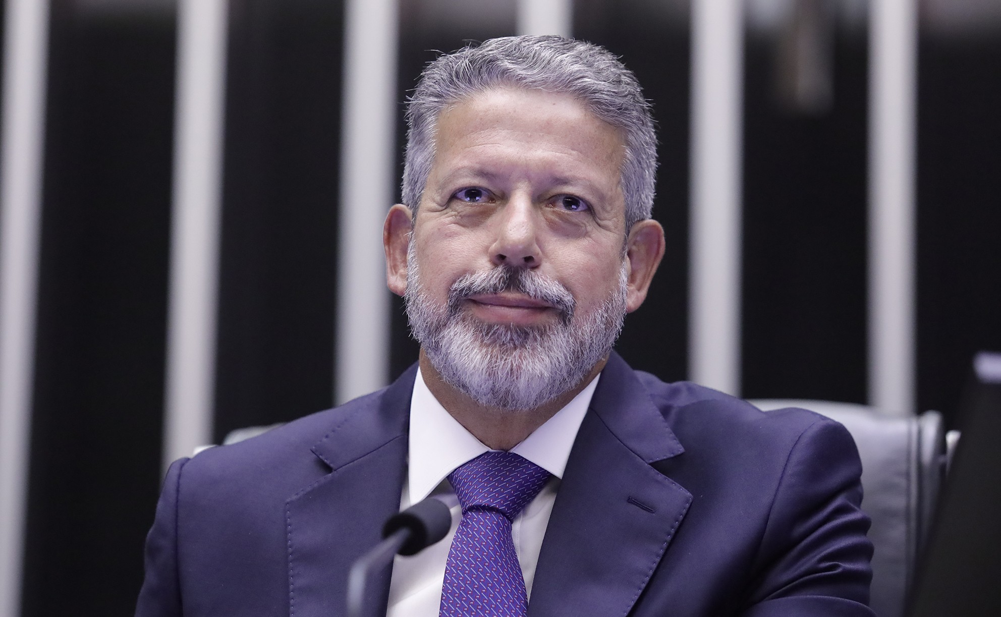 Enquanto governo Lula está em conflito com Hugo Motta, Arthur Lira dá uma mãozinha ao Planalto