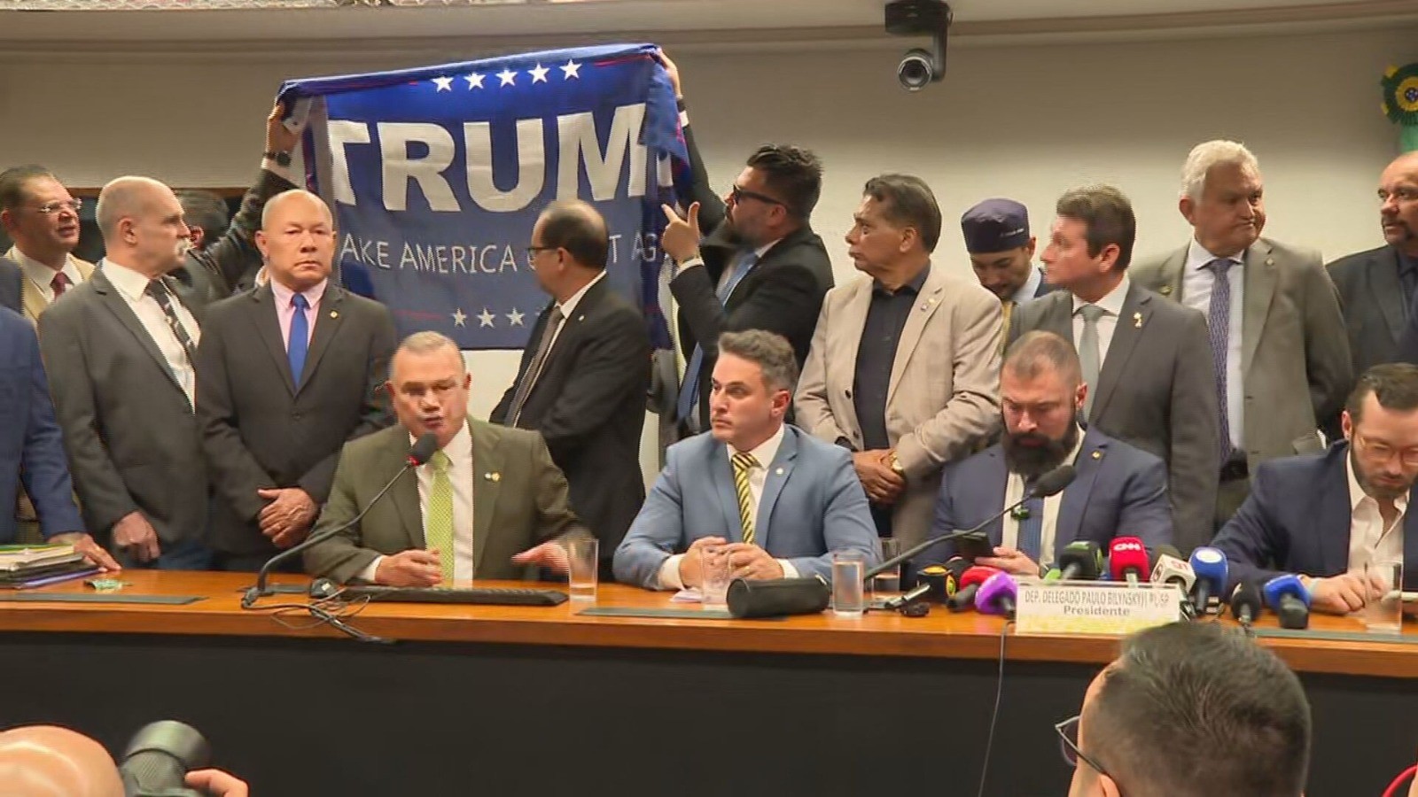 Bandeira de Trump cria mal-estar no PL, que tenta descolar direita da tarifa;  Eduardo Bolsonaro irrita líderes