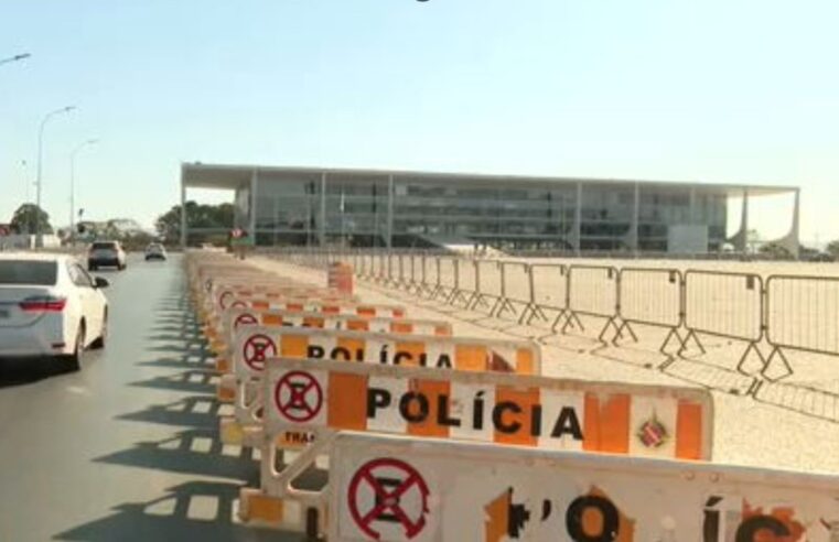 Moraes proíbe acampamentos na Praça dos Três Poderes e vê tentativa de coação contra o STF