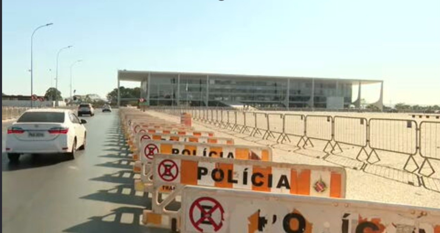 Moraes proíbe acampamentos na Praça dos Três Poderes e vê tentativa de coação contra o STF