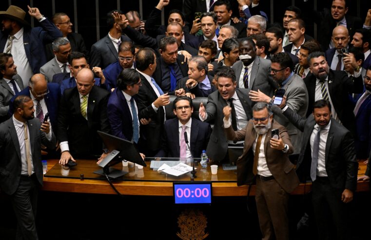 Recuo de Hugo Motta no pacote anti-STF é visto como tático, mas PEC das prerrogativas deve avançar