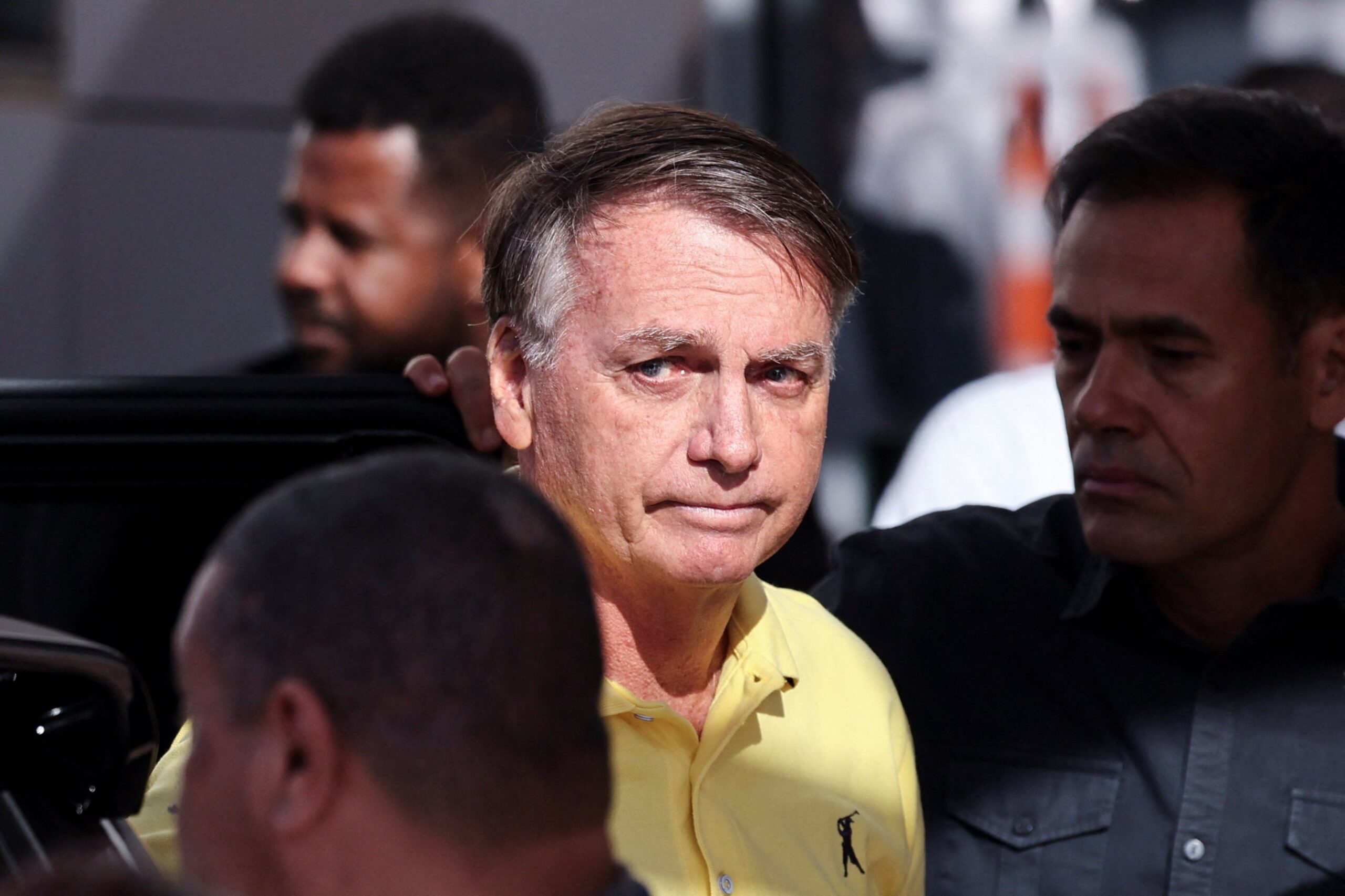 Bolsonaro deixa prisão domiciliar para fazer exames médicos em Brasília