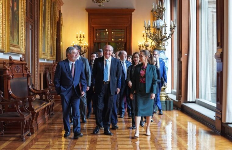 Avião de Alckmin apresenta ‘falha’ em mangueira e vice-presidente aguarda substituição da aeronave na Colômbia