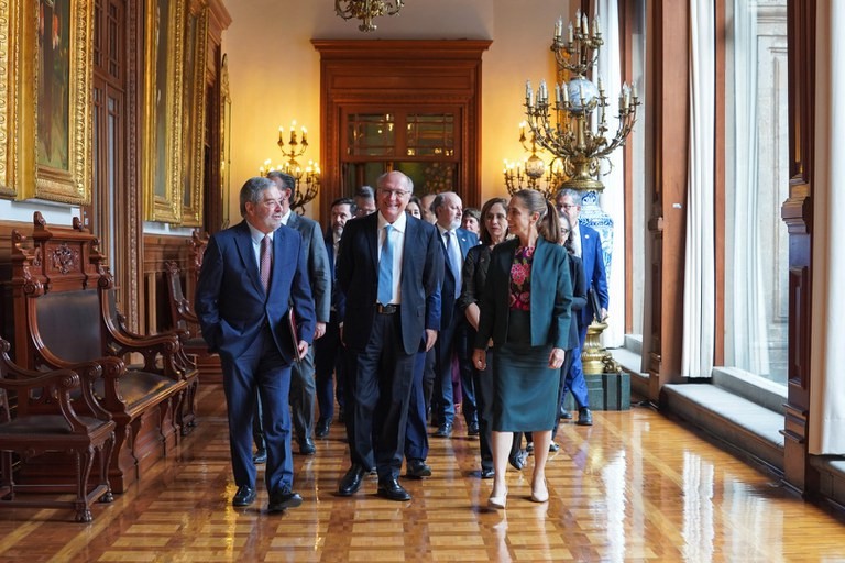 Avião de Alckmin apresenta ‘falha’ em mangueira e vice-presidente aguarda substituição da aeronave na Colômbia