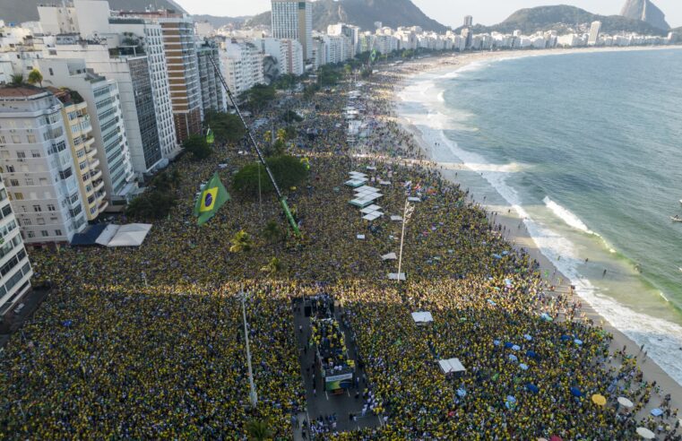 É #FAKE que foto de multidão na praia de Copacabana seja de ato a favor de Bolsonaro no domingo; imagem é de 2022