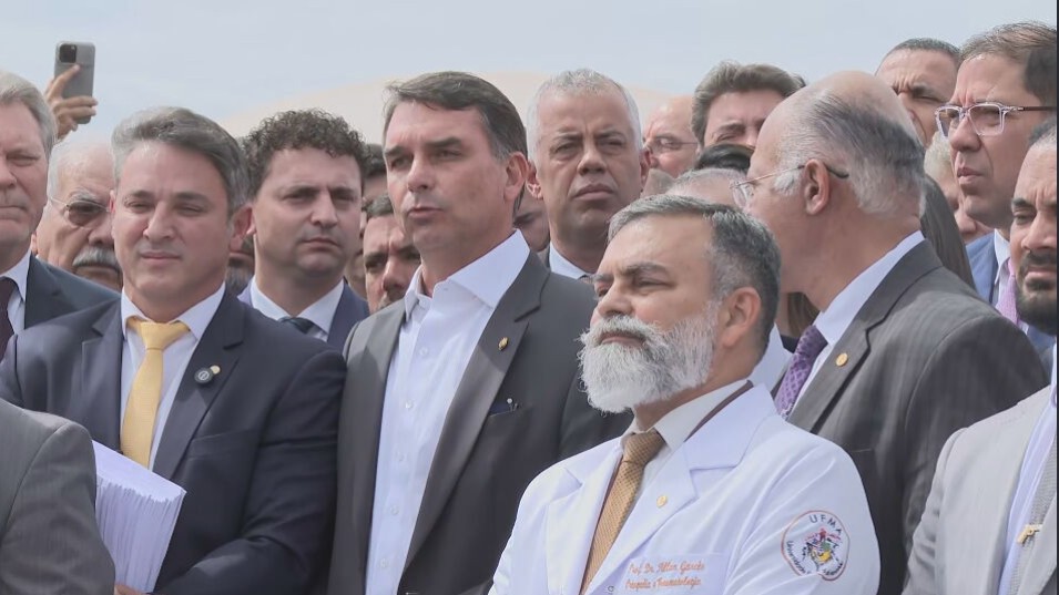 Oposição protesta contra prisão de Bolsonaro, anuncia obstrução no Congresso, defende anistia e fim do foro privilegiado