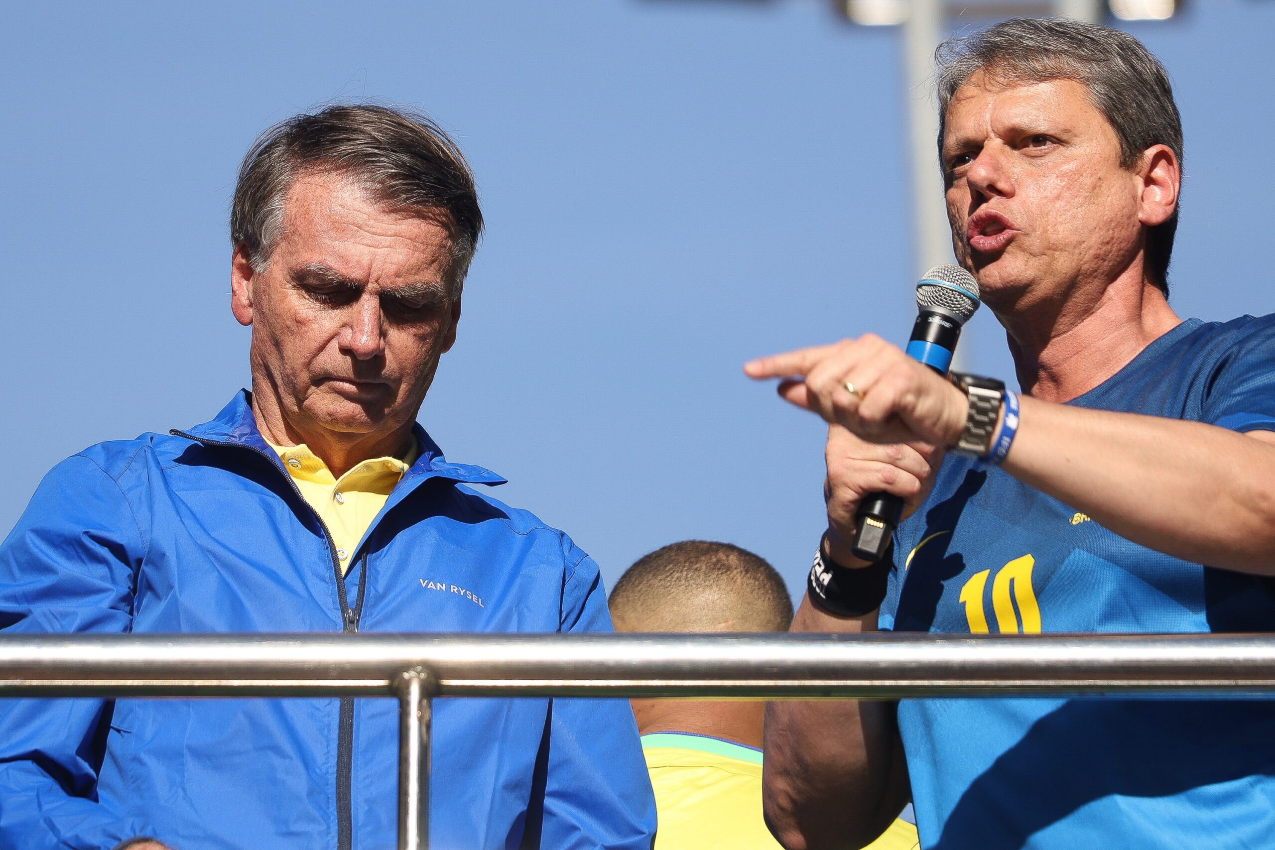 Tarcísio consegue autorização do STF para visitar Bolsonaro em prisão domiciliar em Brasília por amizade e ‘razões humanitárias’