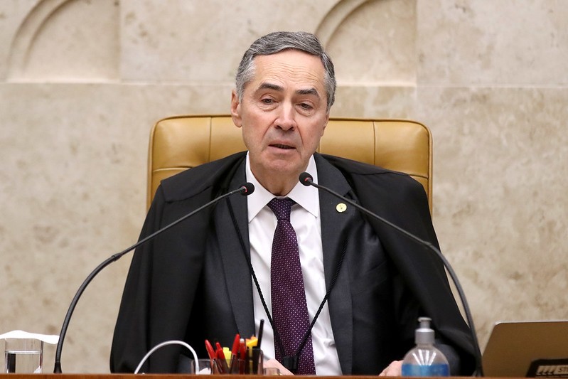 Barroso vai a show de Caetano Veloso em Brasília e é tietado