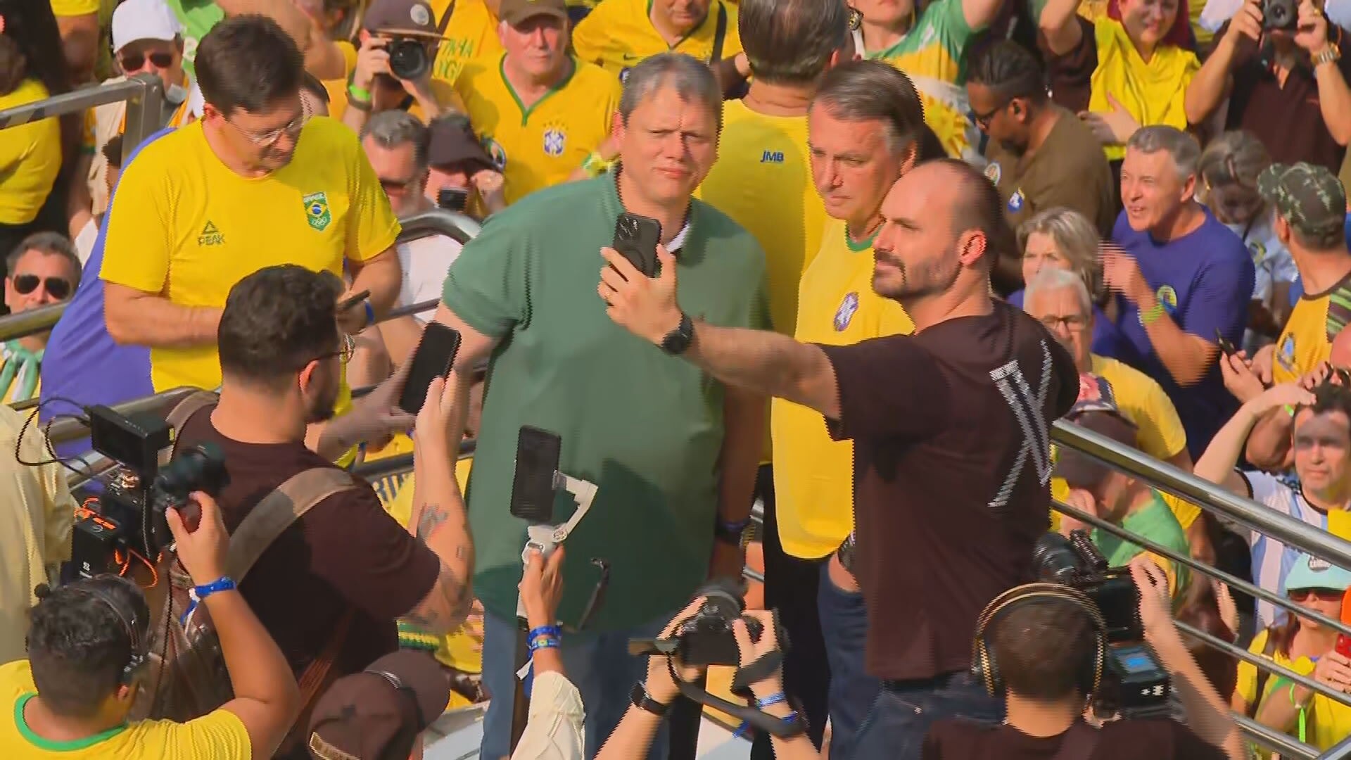 Bolsonaro preso: medida tem ligação com investigação que também envolve Eduardo Bolsonaro; entenda