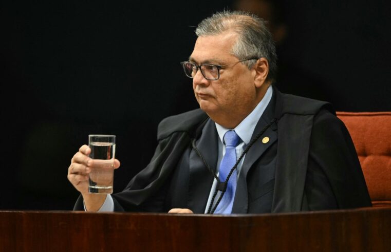 Dino cita indícios de crimes e suspende repasses de emendas a nove municípios