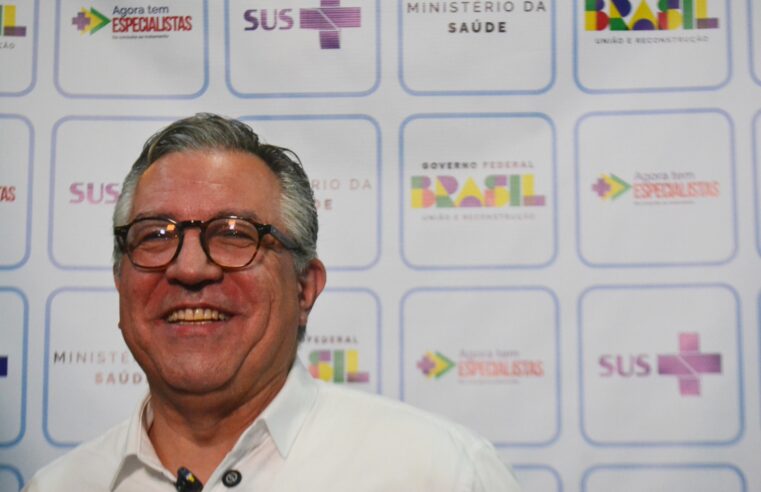 Ministro da Saúde socorre passageira em avião com destino ao Rio de Janeiro