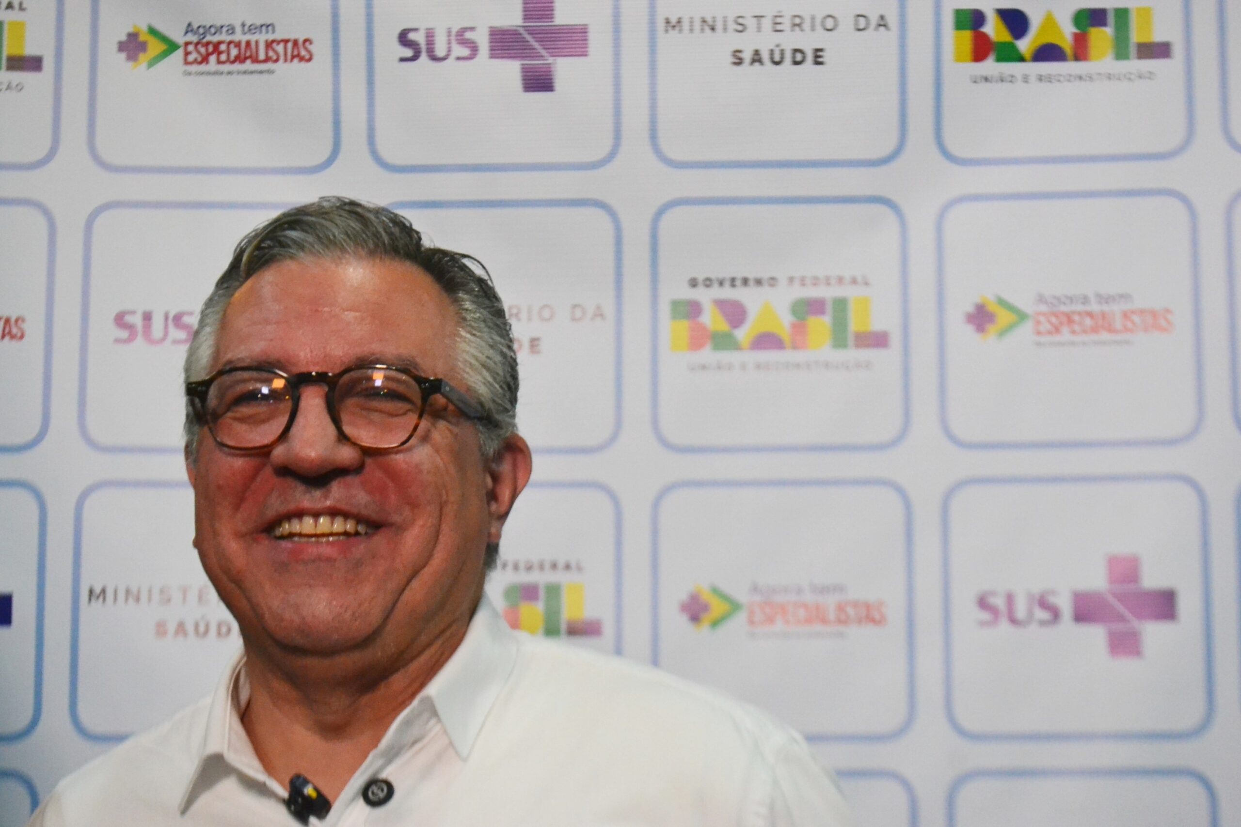 Ministro da Saúde socorre passageira em avião com destino ao Rio de Janeiro