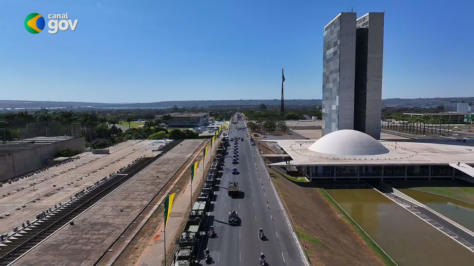 7 de Setembro: desfile em Brasília tem bandeirão, exibições militares e mensagem sobre COP e soberania; veja imagens