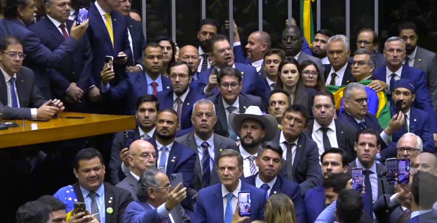 Estratégia da oposição para incluir anistia ampla durante votação de projeto coloca governistas em alerta