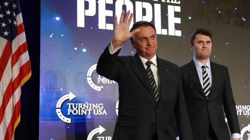 O elo de Charlie Kirk com bolsonarismo: ‘julgamento de Bolsonaro é chocante e horrível’, disse ativista morto nos EUA