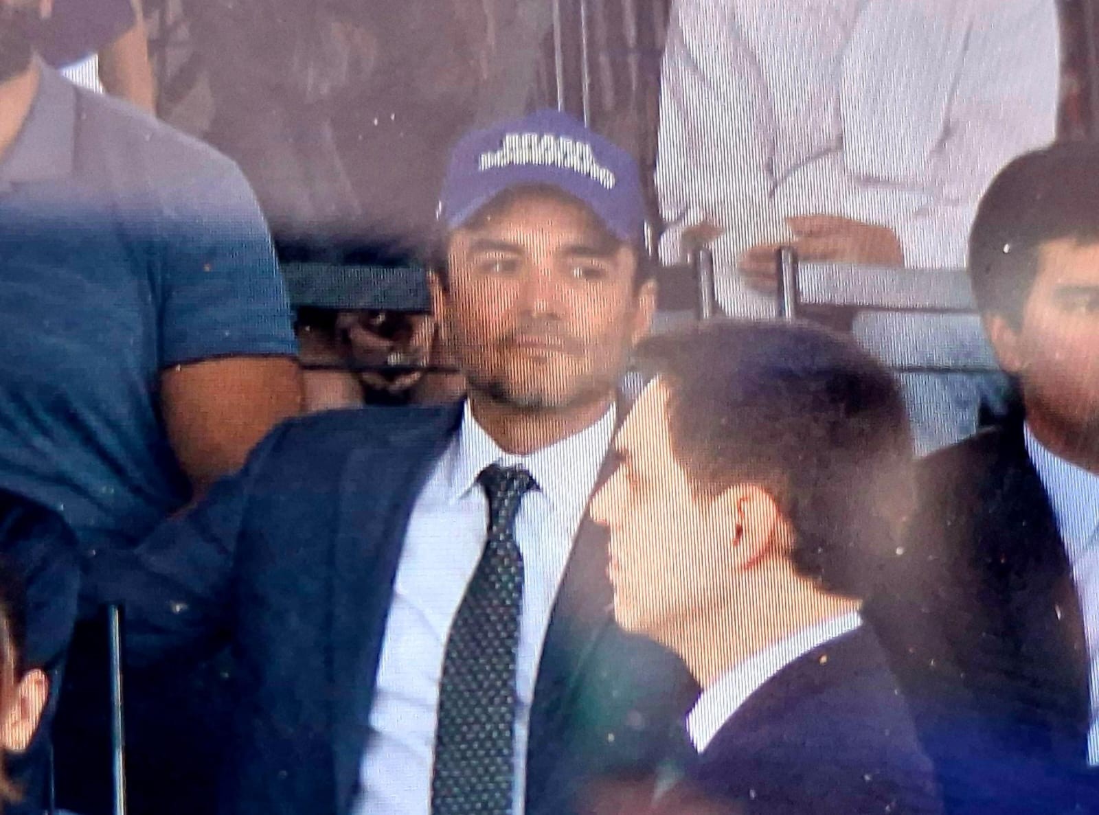 Ministro do União usa boné com frase ‘Brasil Soberano’ em meio a desembarque do partido do governo