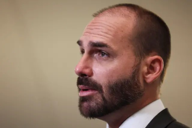 Projeto de poder de Eduardo Bolsonaro inclui sair do PL e ameaçar levar cerca de 30 deputados