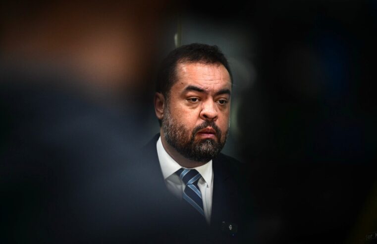 Castro está dividido entre apoio de governadores e do Planalto, mas dependerá da estrutura federal para combater crime