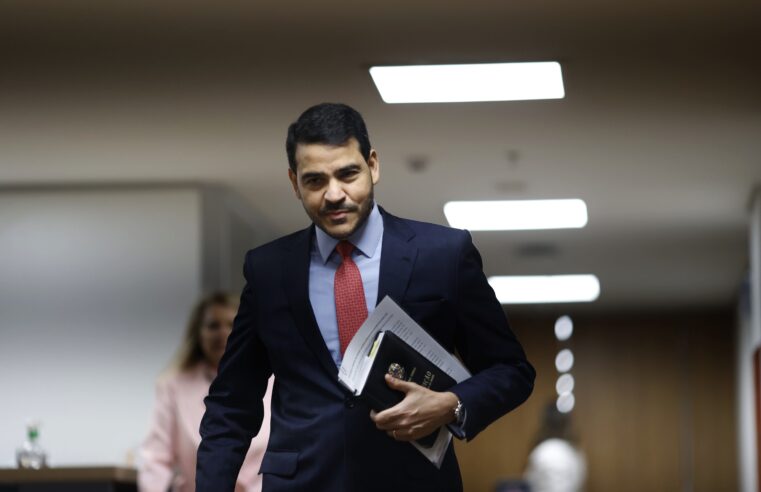 Lula não pretende recuar de escolha de Jorge Messias, apesar de pressões do Senado por Pacheco